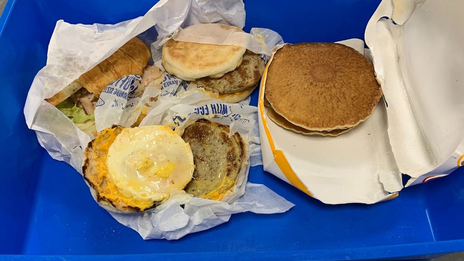Photo publiée par le ministère australien de l'Agriculture, le 1er août 2022, montrant le repas saisi par des douaniers dans le sac à dos d'un voyageur, en provenance d'Indonésie, et arrivant à l'aéroport de Darwin (Australie). Photo publiée par le ministère australien de l'Agriculture, le 1er août 2022, montrant le repas saisi par des douaniers dans le sac à dos d'un voyageur, en provenance d'Indonésie, et arrivant à l'aéroport de Darwin (Australie).