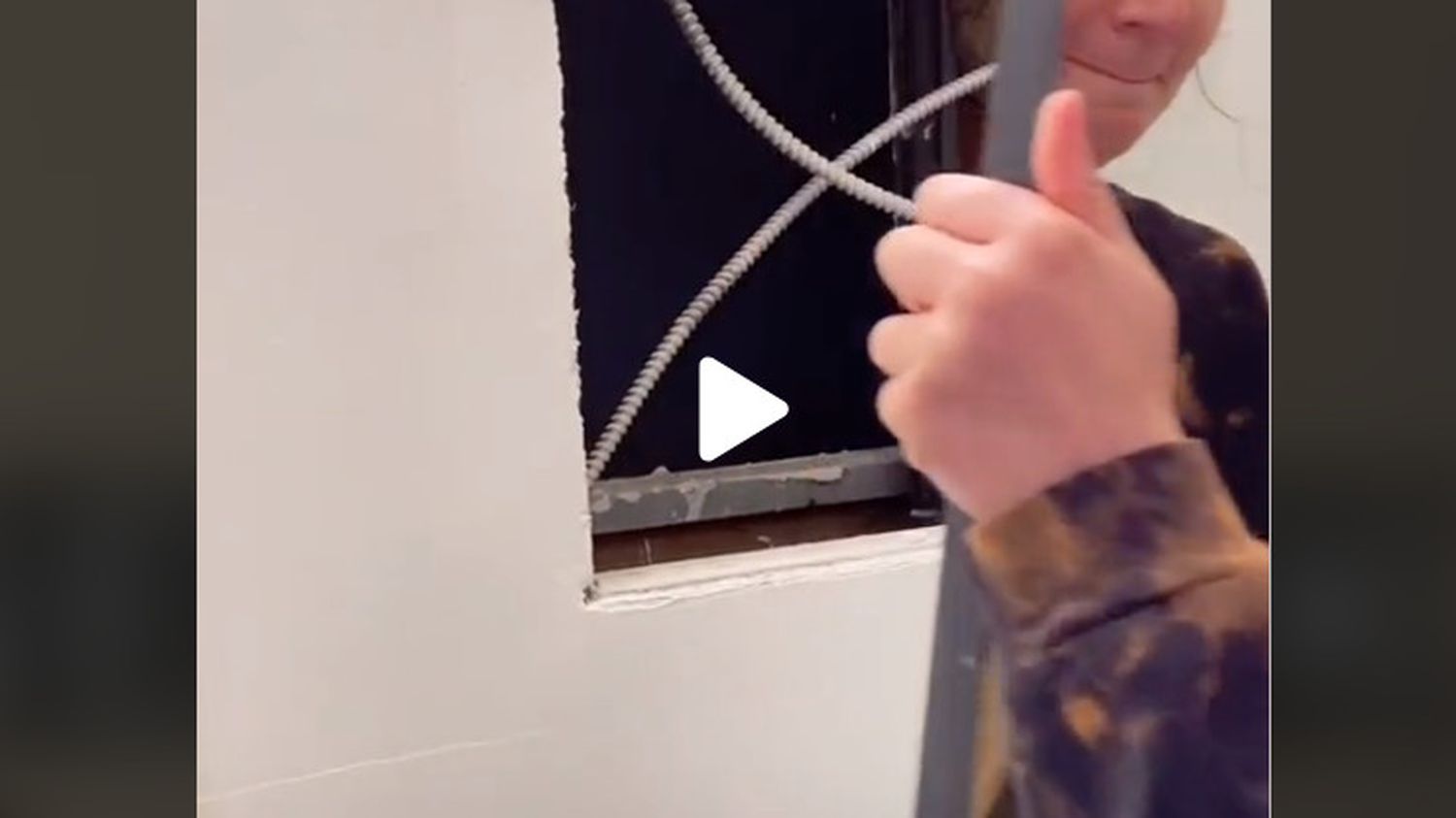 Samantha Hartsoe a posté sur TikTok sa découverte d'un appartement vide derrière le miroir de sa salle de bains.