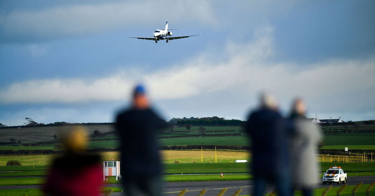 Un jet privé en train d'atterrir mardi à Glasgow, à l'occasion de la COP26. Un jet privé en train d'atterrir mardi à Glasgow, à l'occasion de la COP26.