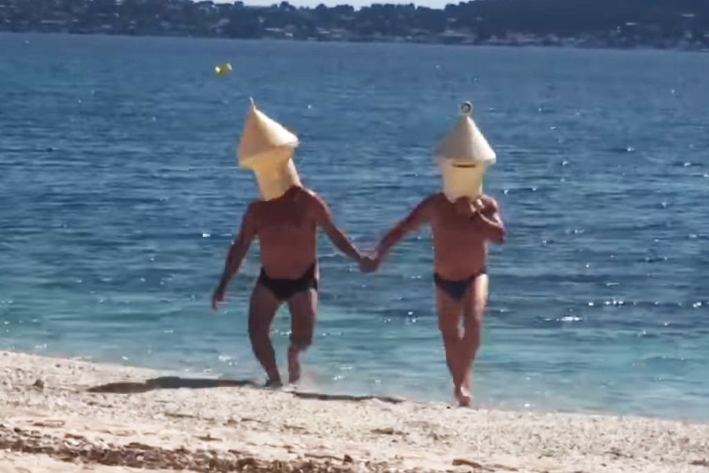 Deux amis se sont déguisés en bouées de balisage pour s'offrir un plongeon en mer à Hyères dans le Var. (capture vidéo Facebook) Deux amis se sont déguisés en bouées de balisage pour s'offrir un plongeon en mer à Hyères dans le Var. (capture vidéo Facebook)