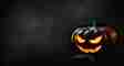 coré sa maison de Dallas pour Halloween en une scène de crime tellement réaliste que plusieurs passants ont appelé la police après avoir vu...