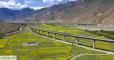 du Tibet permet aux voyageurs de profiter d'un panorama à couper le souffle sur les montagnes de la région. La ligne ferroviaire relie la capitale,...