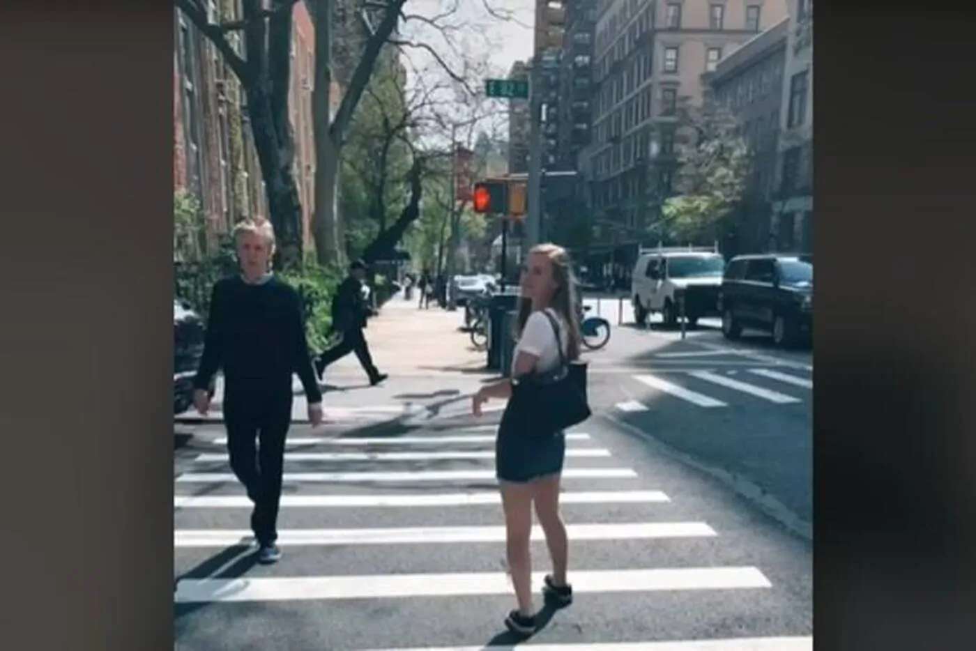 on sur le rock dans un musée de New York, une jeune fille s’est fait prendre en photo dans la rue. Ce n’est qu’après coup, en parcourant les images...