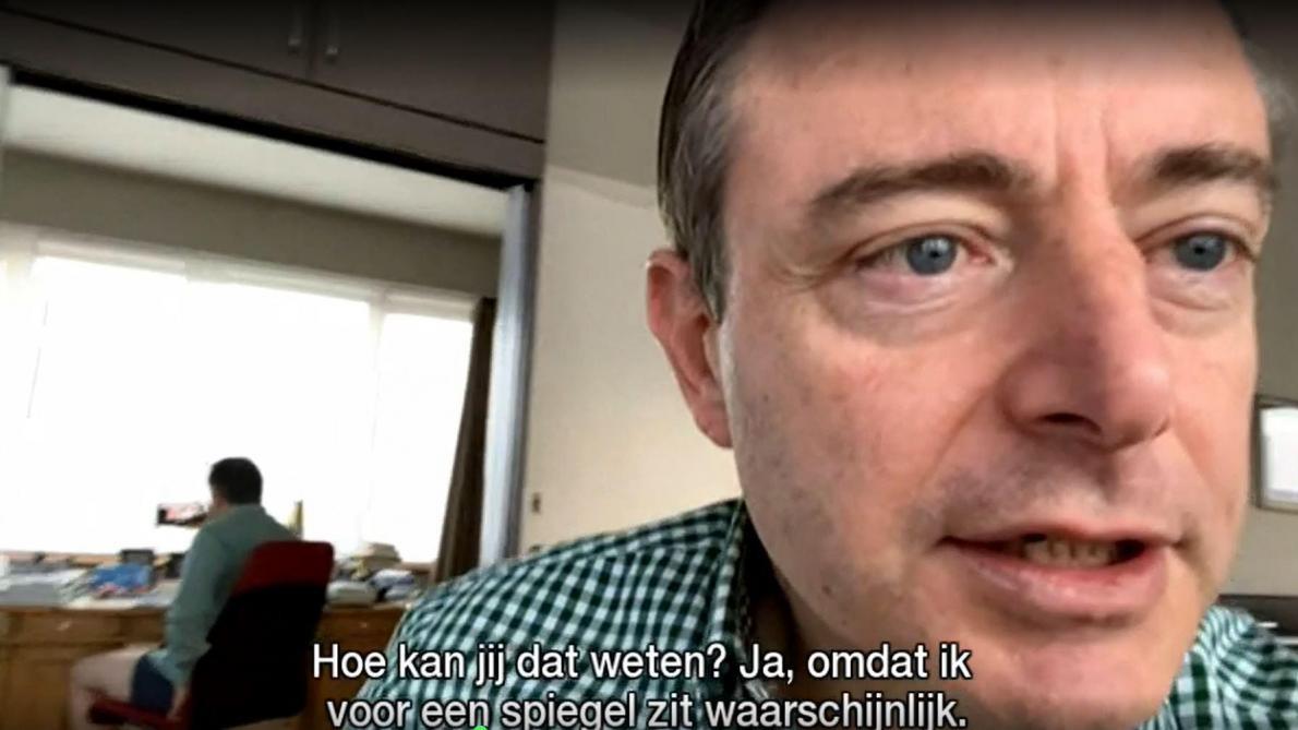 Capture d'écran d'une interview de Bart De Wever (sans pantalon), le bourgmestre d'Anvers, avec la station belge Radio 2, le 2 janvier 2021. (RADIO 2) Capture d'écran d'une interview de Bart De Wever (sans pantalon), le bourgmestre d'Anvers, avec la station belge Radio 2, le 2 janvier 2021. (RADIO 2)