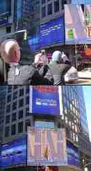 , s'il possède un téléphone portable, jouer à un vrai jeu video sur un écran géant de Times Square ! En effet, Yahoo vient de mettre en place la première publicité interactive complètement jouable via GSM. Il s'agit d'un jeu d'arcade, une classique conduite...