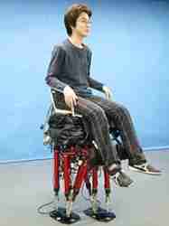 é de Waseda à Tokyo en partenariat avec une entreprise de robotique, Tmsuk, ont inventé la première chaise-robot qui marche. Baptisé WL-16, le prototype bipède est capable de transporter des handicapés et les aider à monter des escaliers.
La chaise en...