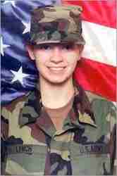 rry Flynt, a acheté à deux soldats des photos montrant Jessica Lynch, héroïne malgré elle de la guerre en Irak, à moitié dénudée.L'éditeur du magazine Hustler avait dans un premier temps l'intention de les publier,