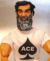 ez vous procurer la toute nouvelle figurine de Saddam Hussein capturé, avec sa barbe et le symbole de l'as sur son tee-shirt (en référence au jeu de carte distribué par l'armée américaine).
Vendue sur internet, ce jouet est créé par
