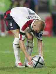 de David Beckham en quarts de finale de l'Euro-2004 de football a été mis en vente sur le net il y a quelques temps. Le prix a rapidement grimpé pour atteindre une somme astronomique de 10 millions d'euros dans la journée de jeudi ! Le site espagnol d'eBay a...